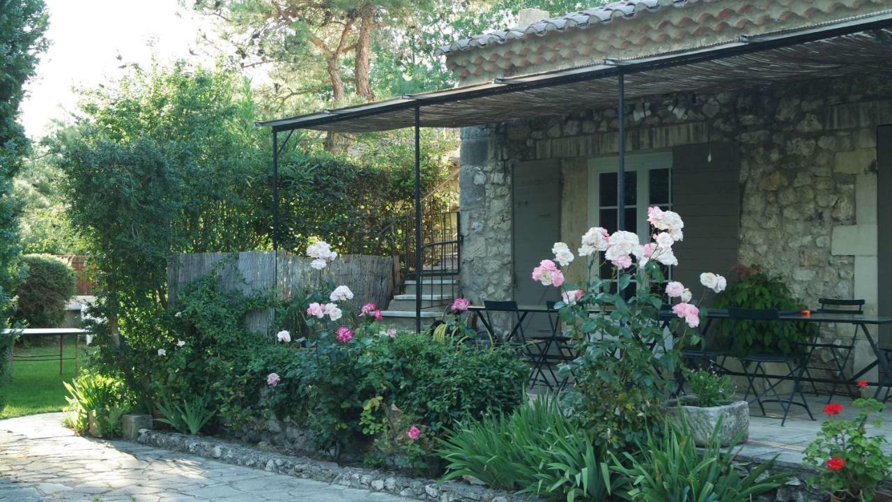 Mas Grimaud - Gite- Studio Et Chambres D'Hotes Familiales Eygalières Eksteriør bilde